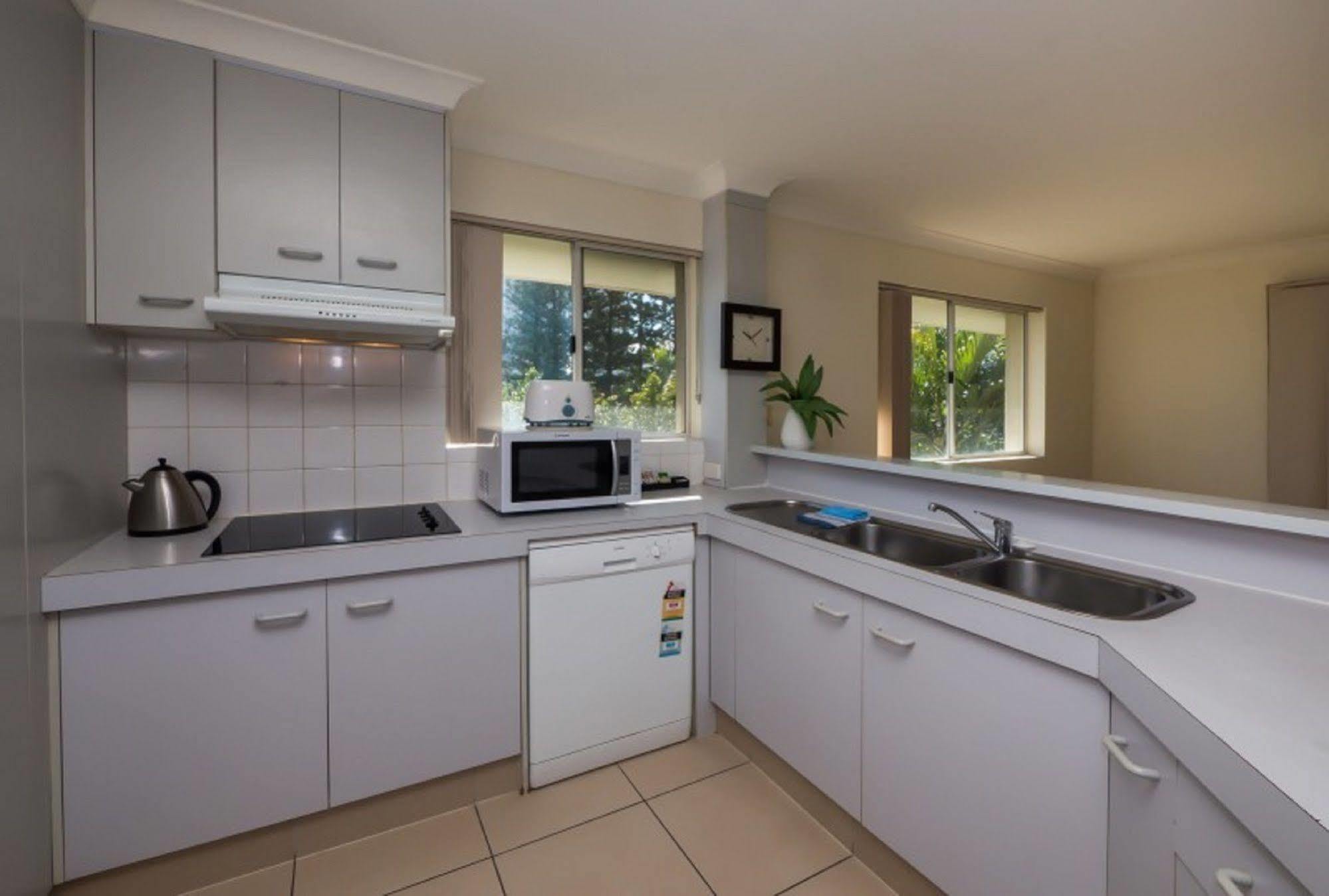 Surfers Tropique Holiday Apartments Гоулд Коуст Екстериор снимка